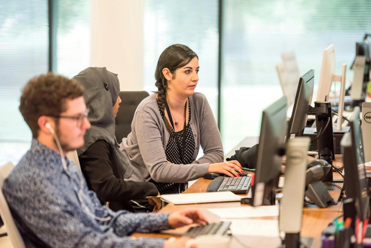 Menschen in einem Büro, die Dokumente prüfen