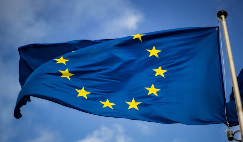 Europäische Flagge wehend im Wind