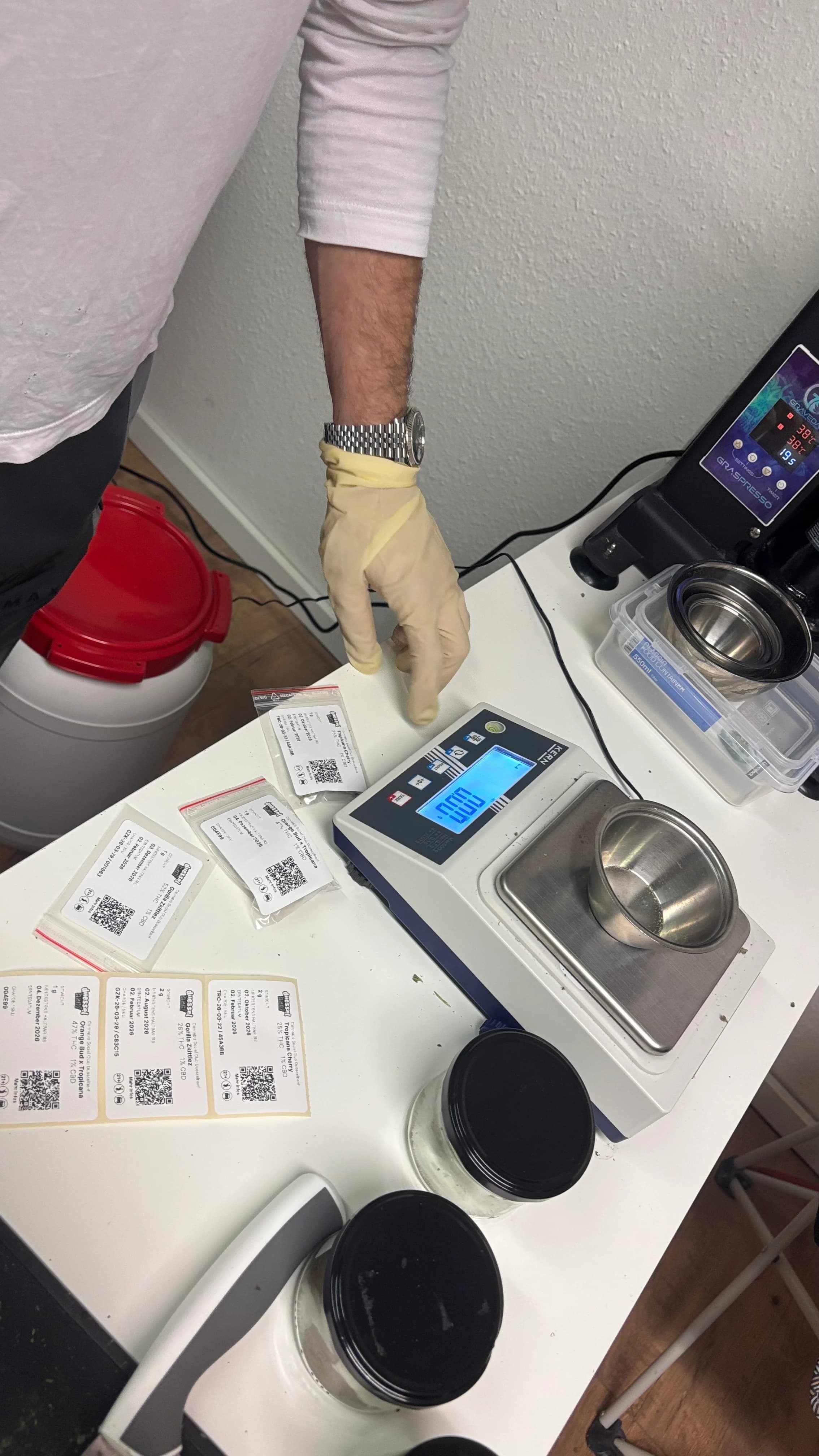 Vorbereitete Cannabis-Pakete mit Cannanas Abgabeetiketten und QR-Code bei Düsselhanf