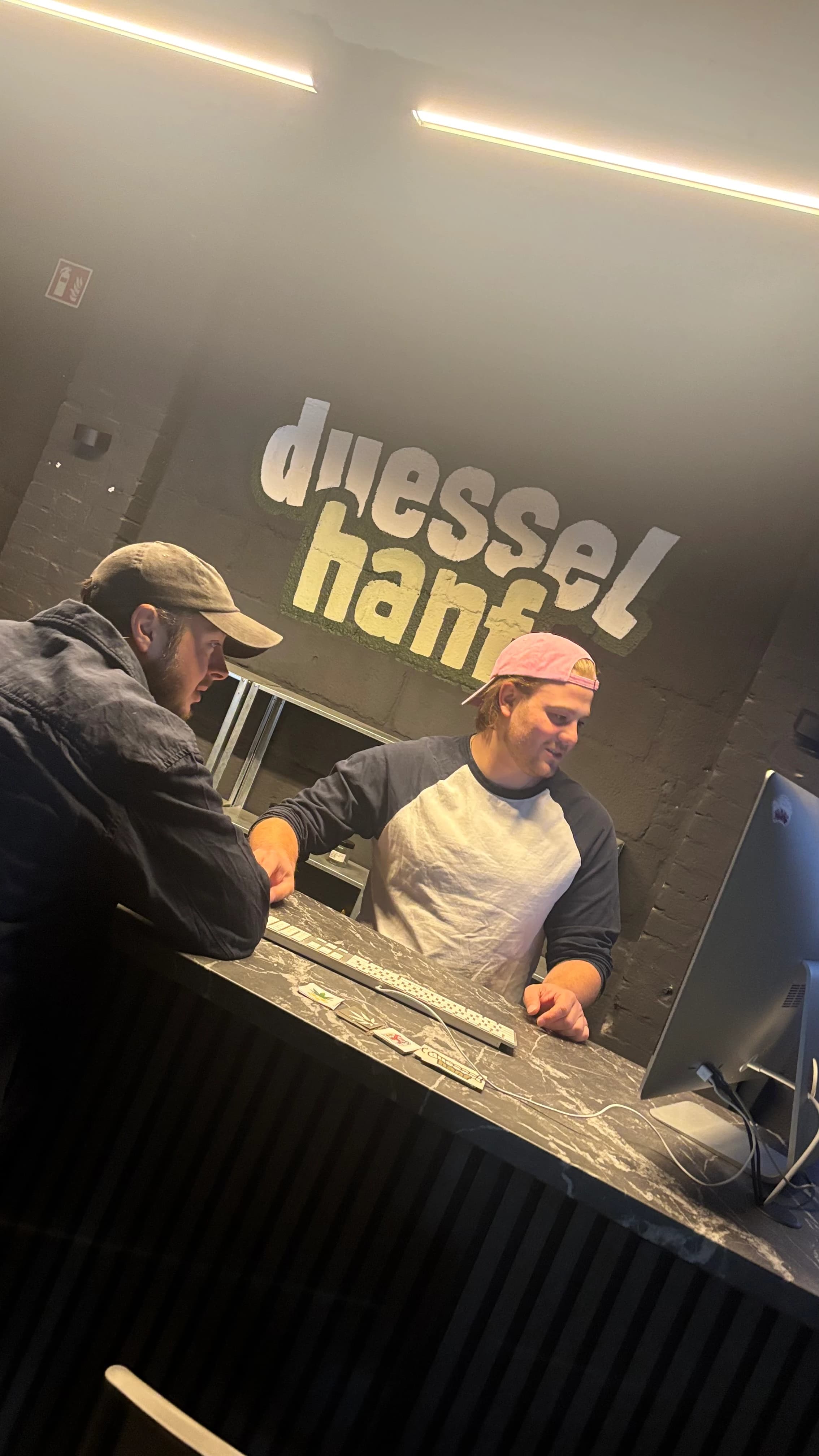 Mitglieder-Check-in an der Empfangstheke des Cannabis Social Club Düsselhanf