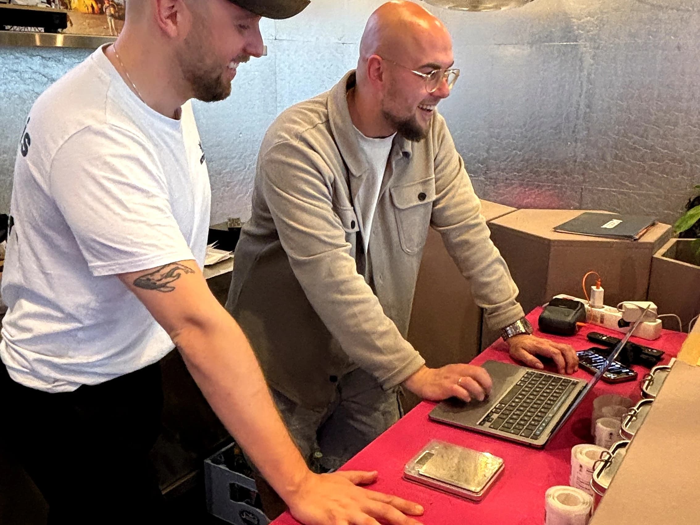 Zwei Mitglieder des Freya Social Club e.V. in Münster arbeiten gemeinsam mit Cannanas am Laptop