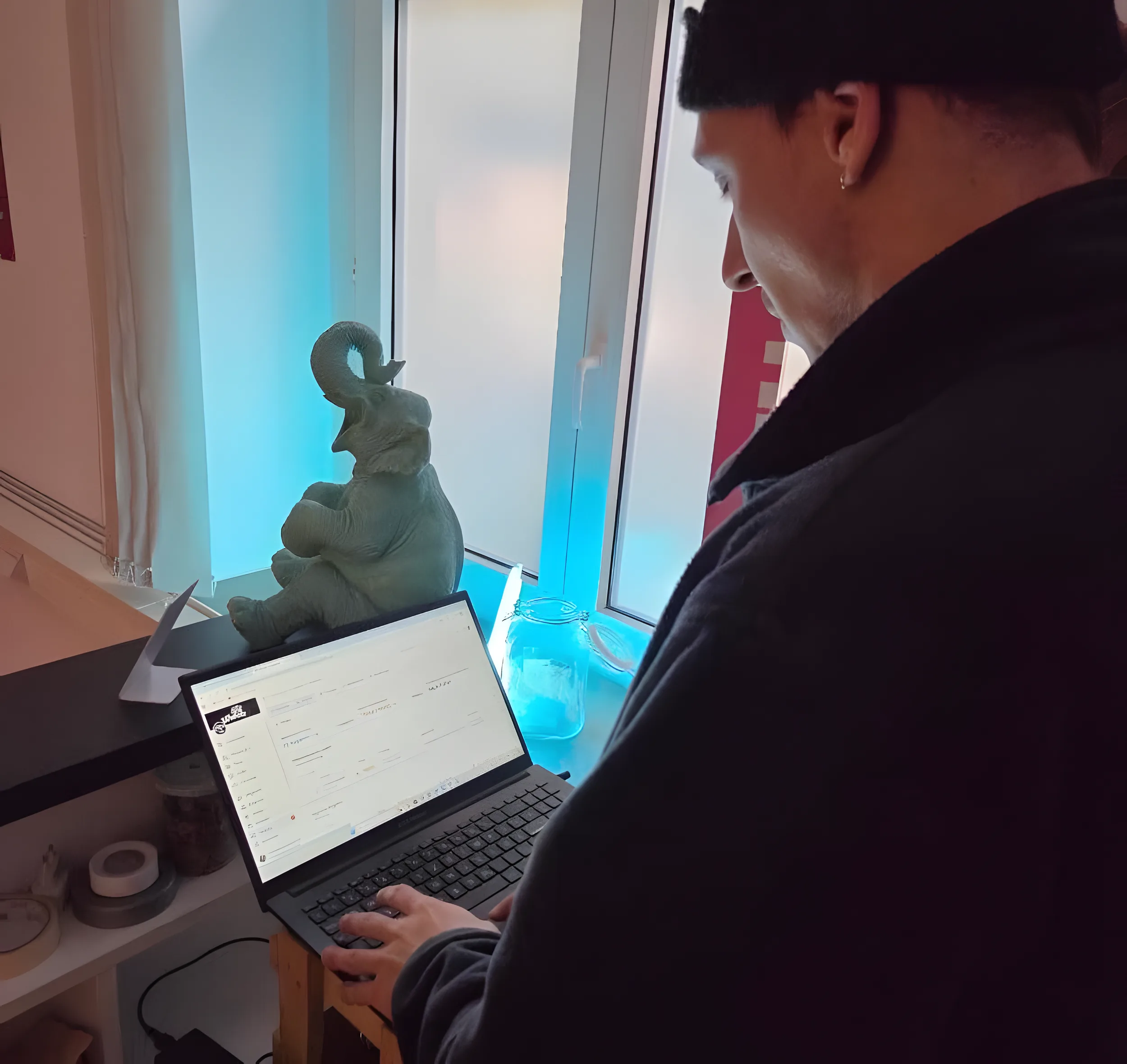 Ein Mitglied des Wubatz e.V. arbeitet in Wuppertal mit Cannanas am Laptop