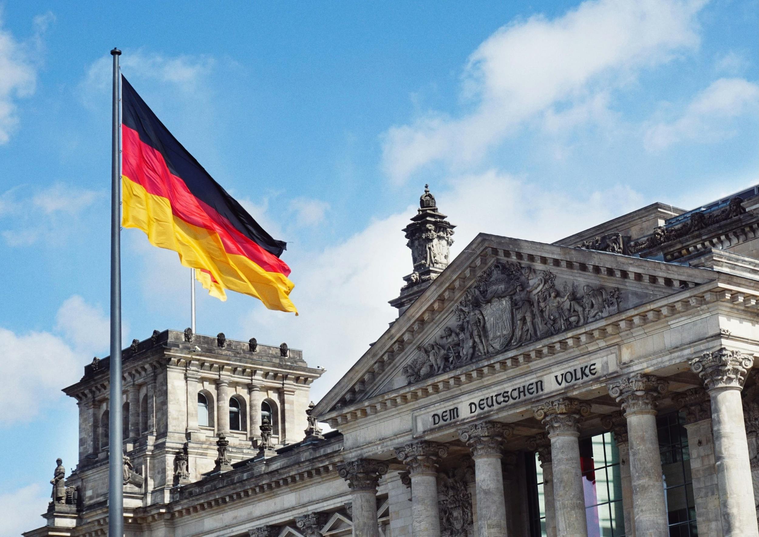 Deutscher Bundestag mit deutscher Flagge