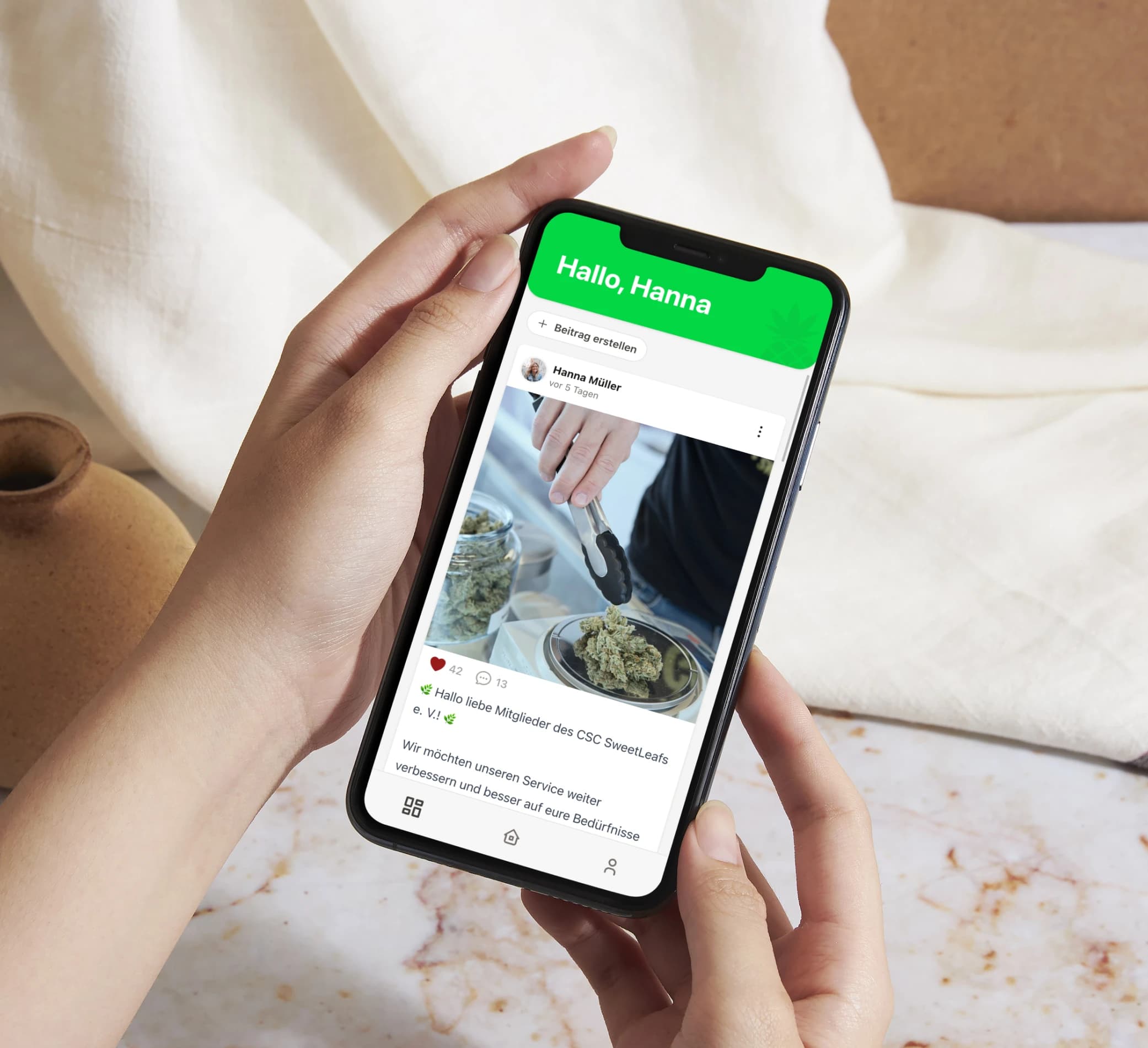 Handy mit Cannanas App und Social Feed