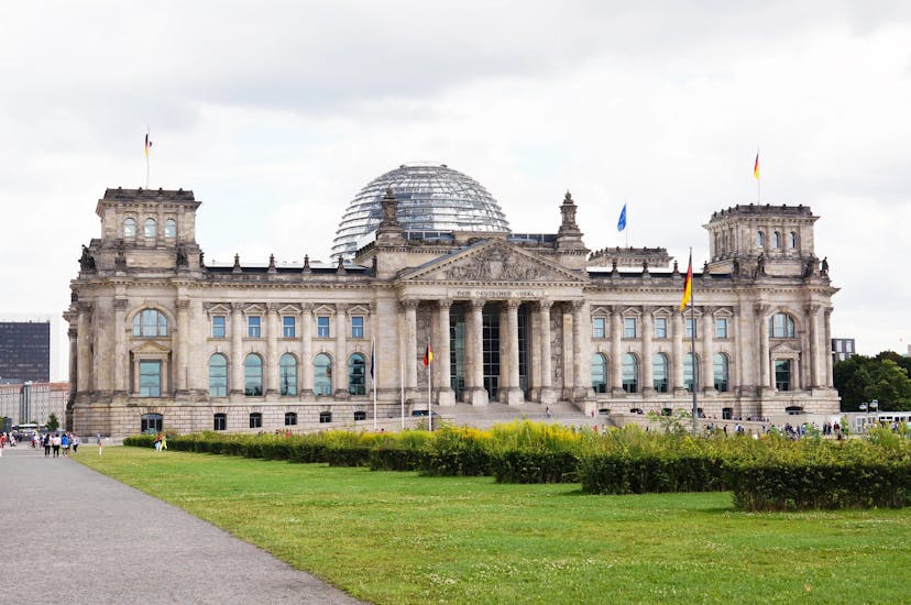 Deutscher Bundestag mit Flaggen von Deutschland und der Europäischen Union