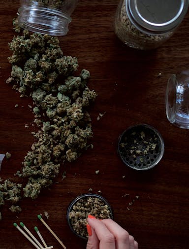 Cannabis, das auf dem Tisch ausgebreitet ist